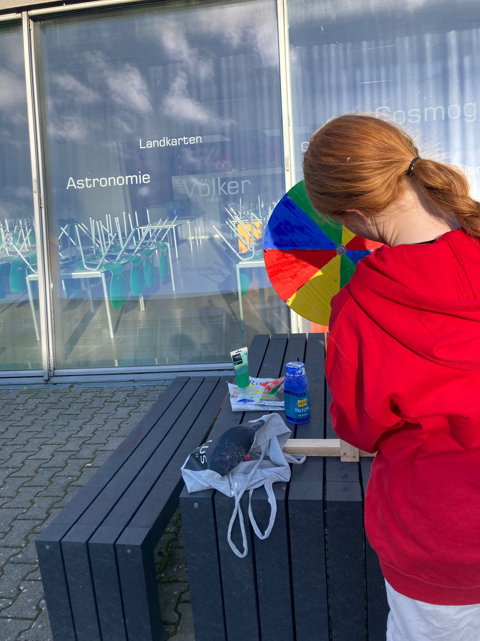 Wir bemalen unser Glücksrad.