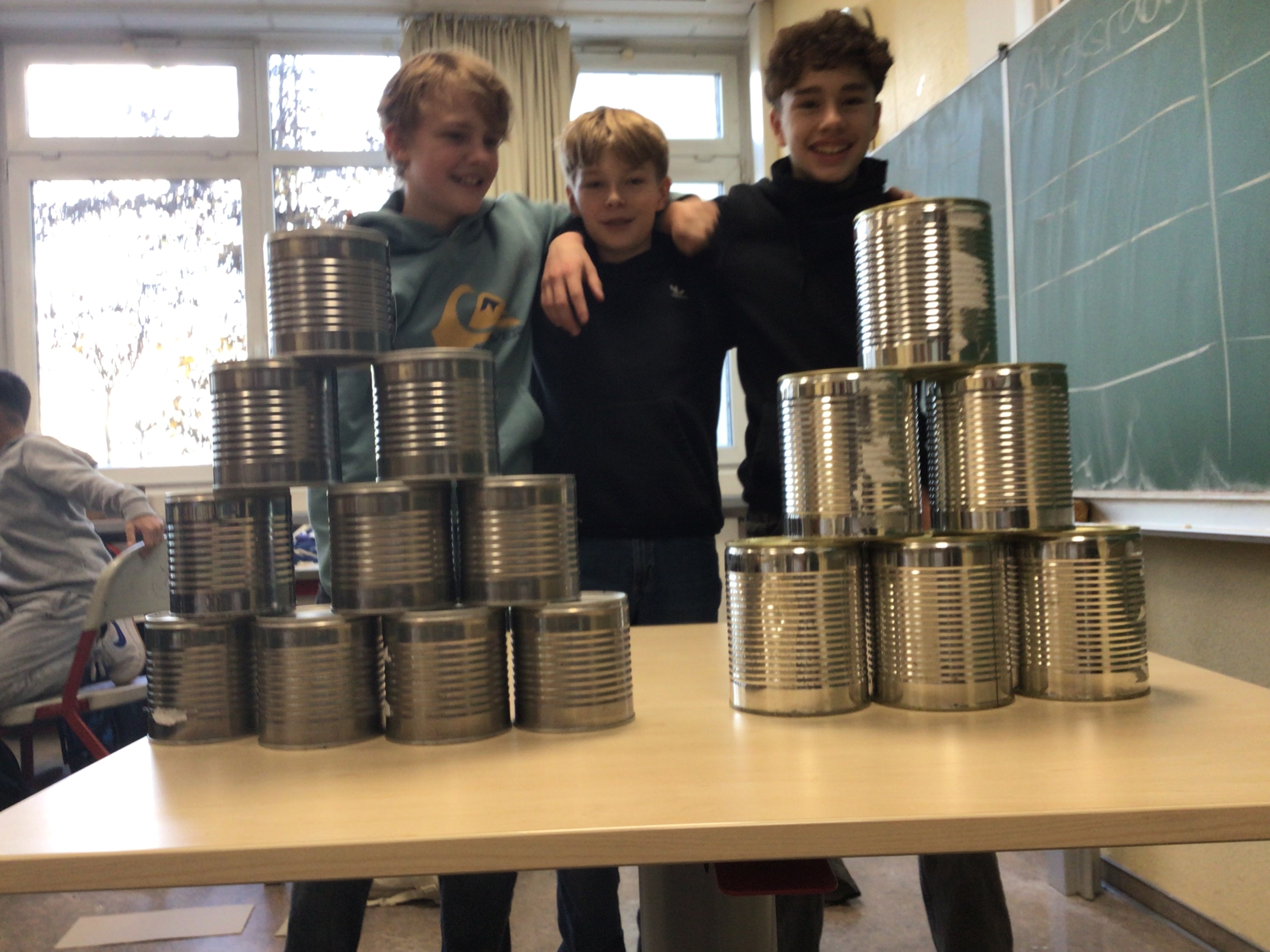 Wir bereiten das Dosenwerfen vor.